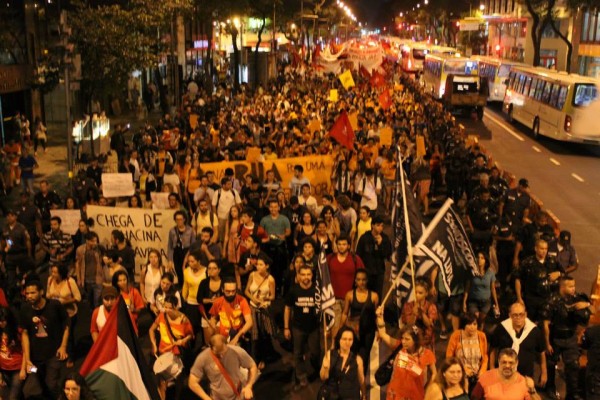 Mais de 2 mil pessoas marcham em defesa da educação pública