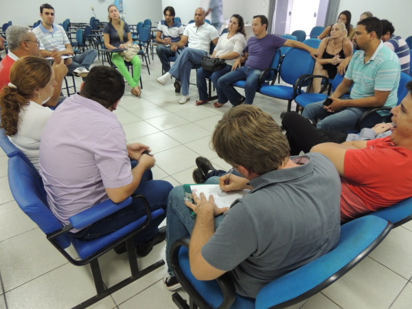 Professores contratados da UnirG se reúnem com Sindicato