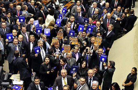 Texto base da MP 665 que penaliza trabalhadores é aprovado na Câmara