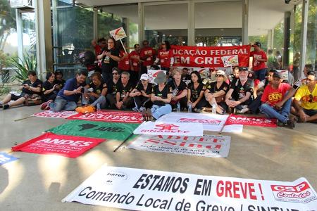 Servidores fecham entradas do Mpog e conquistam reunião com o governo