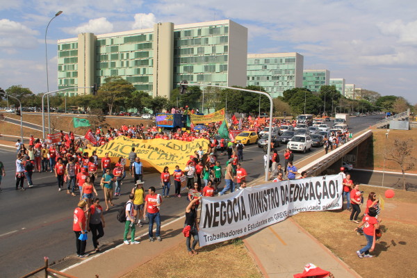 Ato unificado de docentes e estudantes conquista reunião com MEC