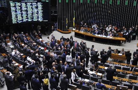 Câmara aprova projeto que aprofunda desestruturação da carreira docente
