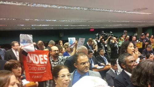 Pressão de servidores faz com que votação do PLP 257/2016 seja adiada