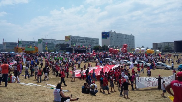10 mil ocupam Esplanada em defesa de direitos e contra ataques aos trabalhadores