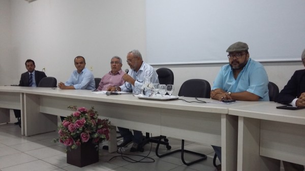 Em reunião aberta na sede da Apug-Ssind, Laurez se compromete em revisar lei e lutar pela desvinculação de contas, caso seja reeleito