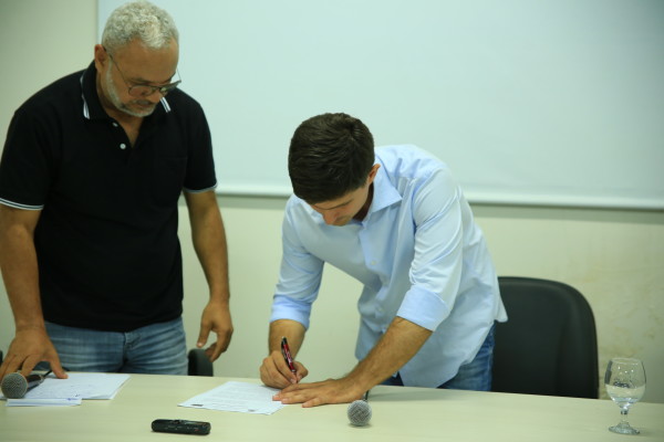 Candidato a prefeito Walter Júnior assina compromisso de autonomia e garantia de direitos dos servidores da Unirg