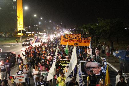 Manifestantes de todo o Brasil realizam marcha noturna em Brasília