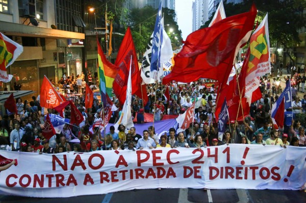 Milhares protestam em todo o país contra a PEC 241/16