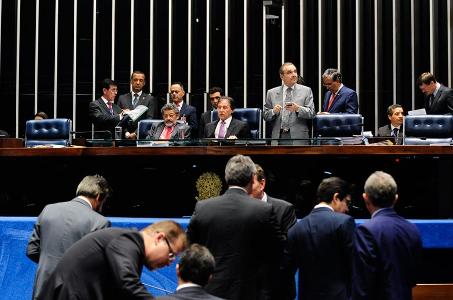 Senado aprova projeto que impõe ajuste fiscal a estados e municípios
