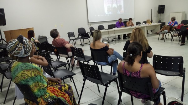 Apug debate situação da mulher docente com música, dança e reflexão