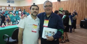Diretor da APUG e Delegado da seção sindical no CONAD, professor Antonio Netto, entregando ao presidente eleito e empossado Antonio Gonçalves, exemplar do livro publicado pela APUG.