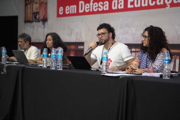 Luta por carreira, dedicação exclusiva e orçamento pautam debates sobre plano de luta das IEES/IMES