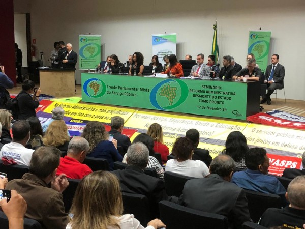 Servidores fazem manifestação na Câmara contra ataques ao funcionalismo público