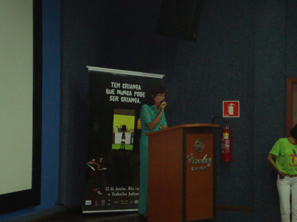 Professora Maria Leci explica o que é o PROJETO ARTE e VIDA