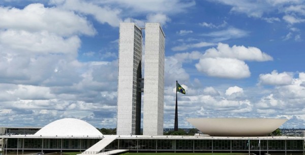 Apesar de inúmeros ataques, LC 173 não congela progressões e promoções