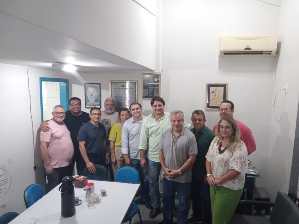 Pré-candidato a Prefeito Eduardo Fortes Visita Sede da APUG e Dialoga com Professores