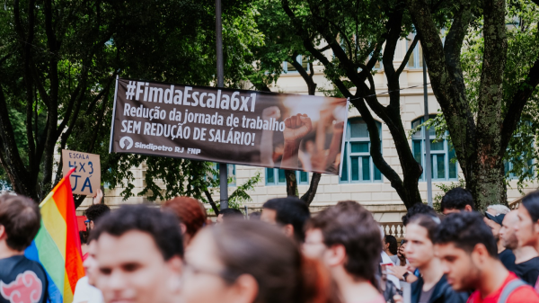 ANDES-SN: As lutas pelo direito ao trabalho no Brasil é tema de artigo do dossiê “Fim da Escala 6×1”